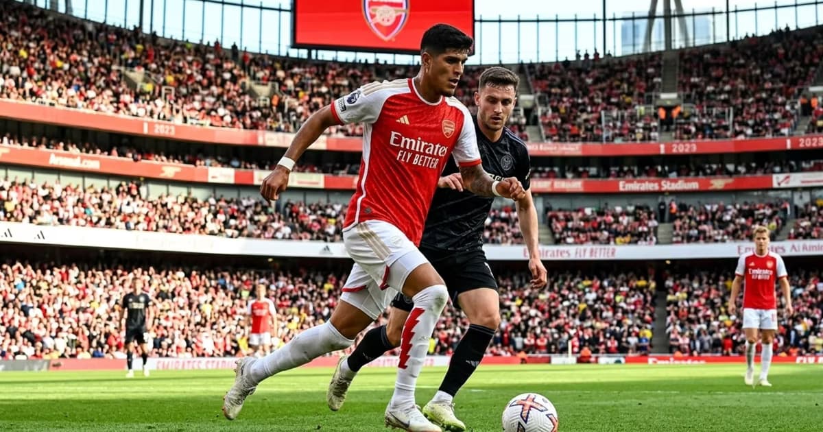 Piero Hincapié jugando con el Arsenal