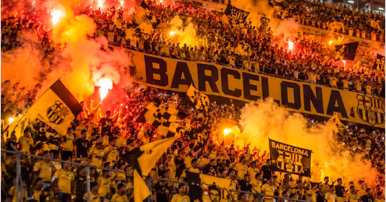 Barcelona SC se expone a una multa económica o al cierre de una tribuna por bengalas
