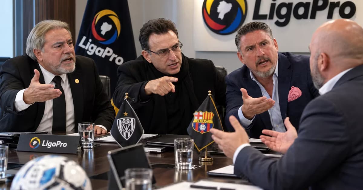 Isaac Alvarez, Michel Deller y Miguel Montalvo reunido con Miguel Angel Loor