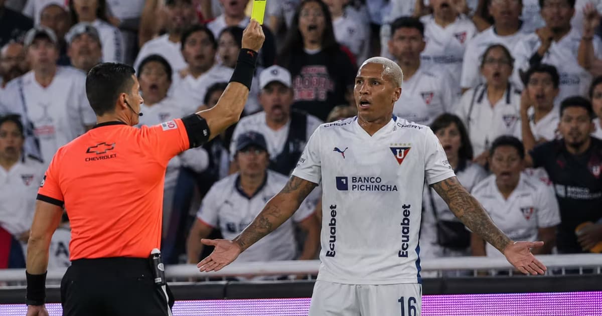 La amarilla a Deyverson ante los hinchas de Liga
