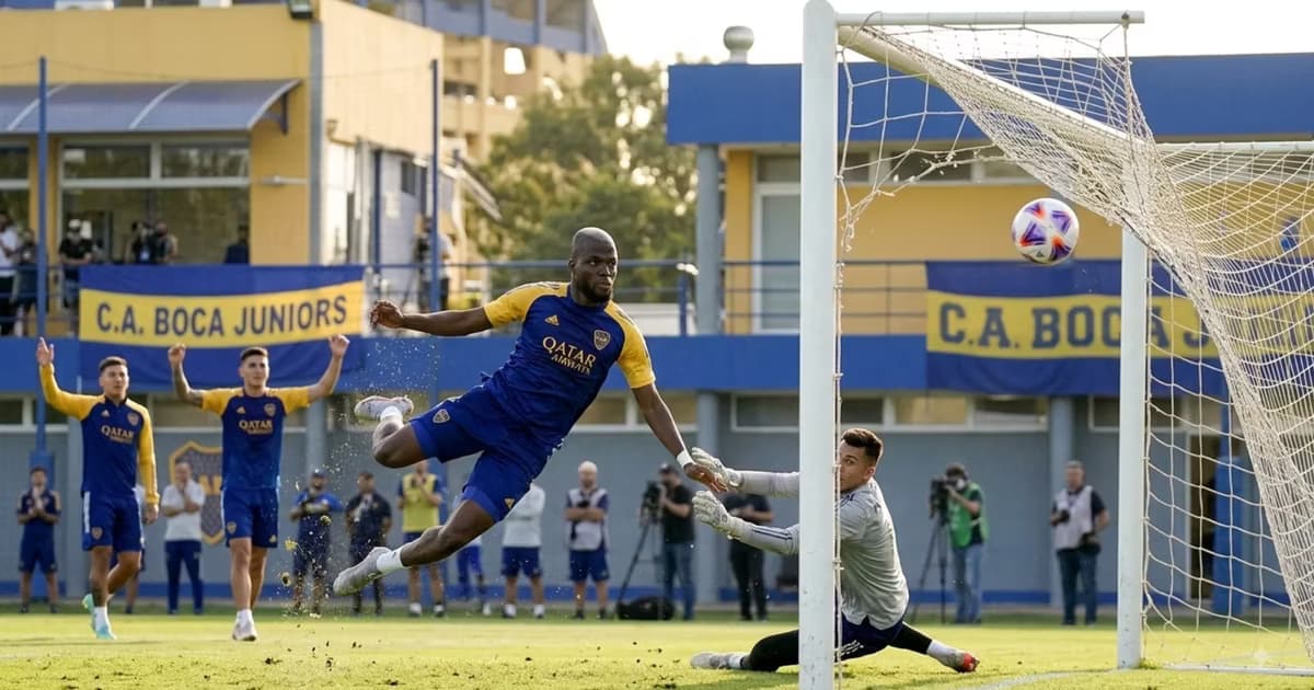 Enner Valencia metiendo un gol en la practica de Boca Juniors