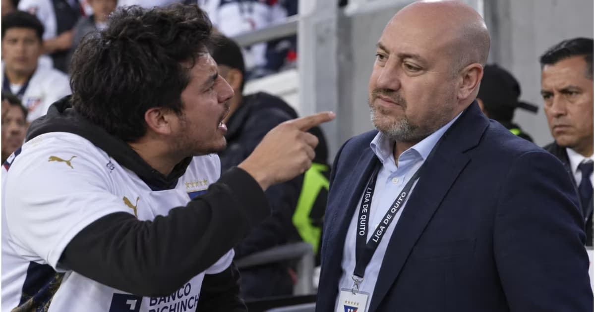Eduardo Álvarez y un hincha de LDU