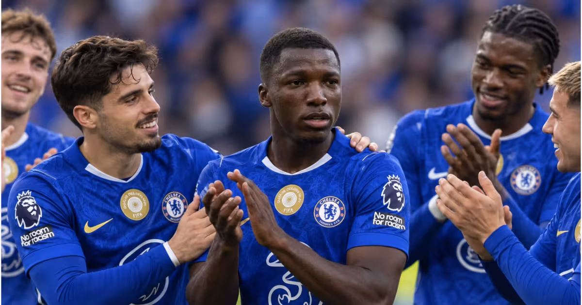 Moisés Caicedo y sus compañeros del Chelsea