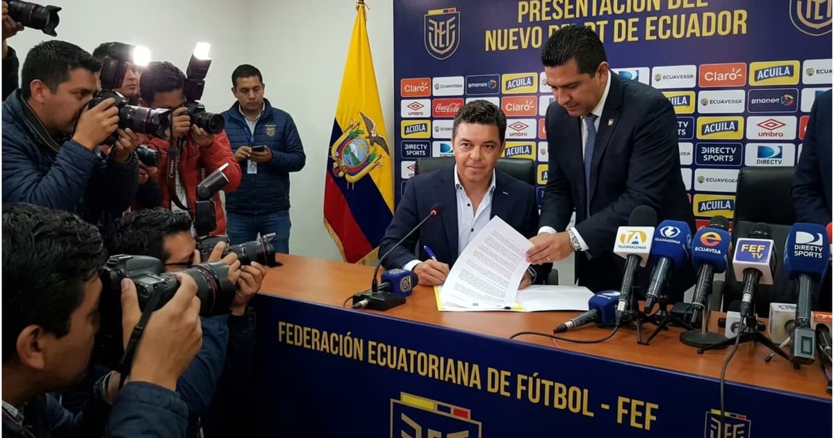 Marcelo Gallardo firmando como nuevo DT de Ecuador