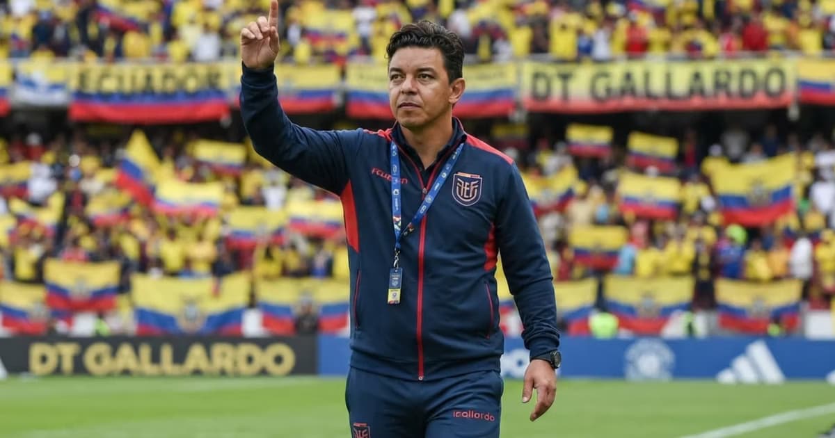 Marcelo Gallardo dirigiendo en la selección de Ecuador