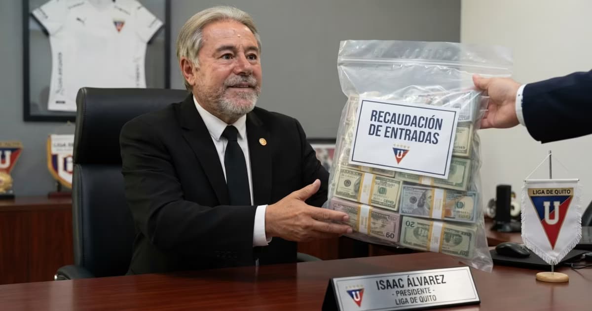 Isaac Alvarez recibiendo la recaudación de LDU