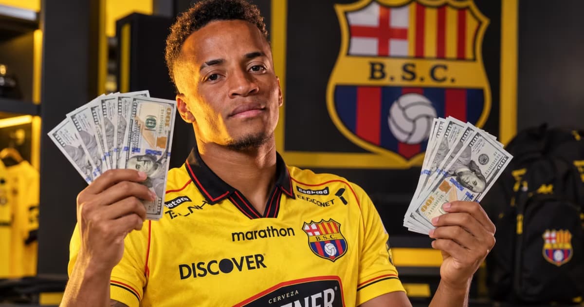 Byron Castillo con dolares en las manos