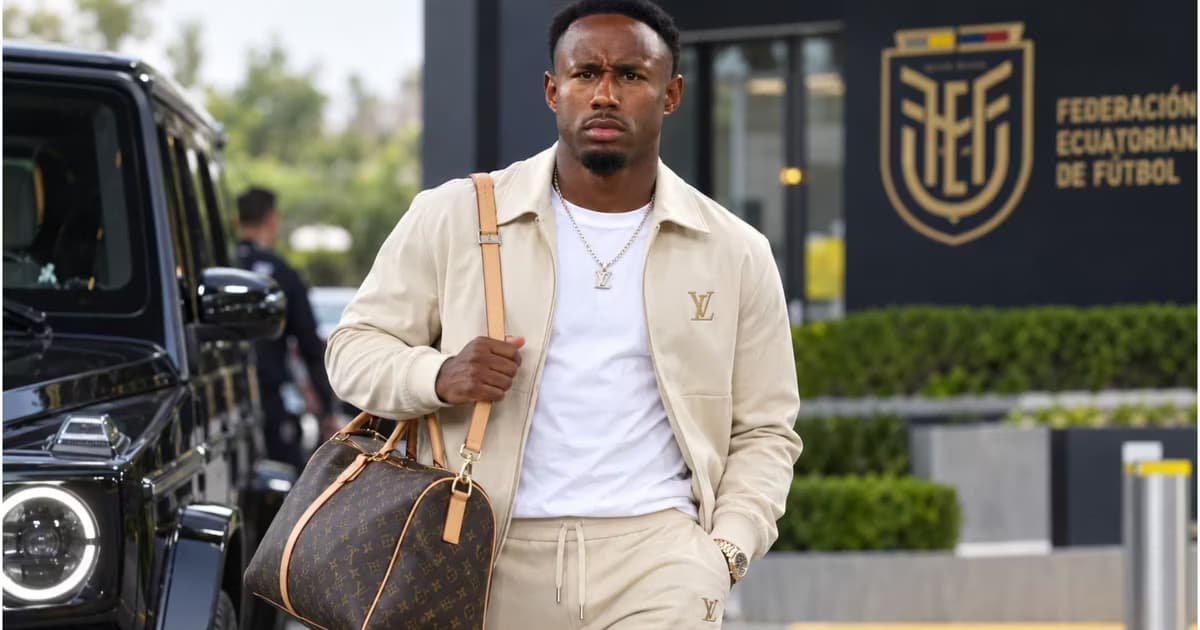 John Yeboah con un bolso Louis Vuitton