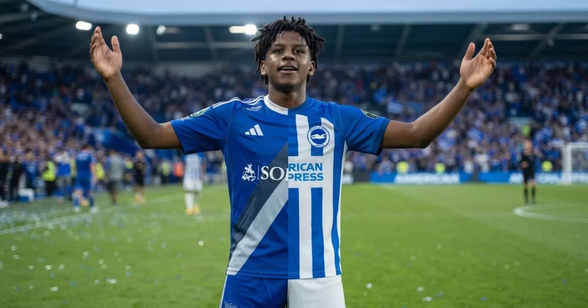 Luis Fragozo con la camiseta de Emelec y el Brighton