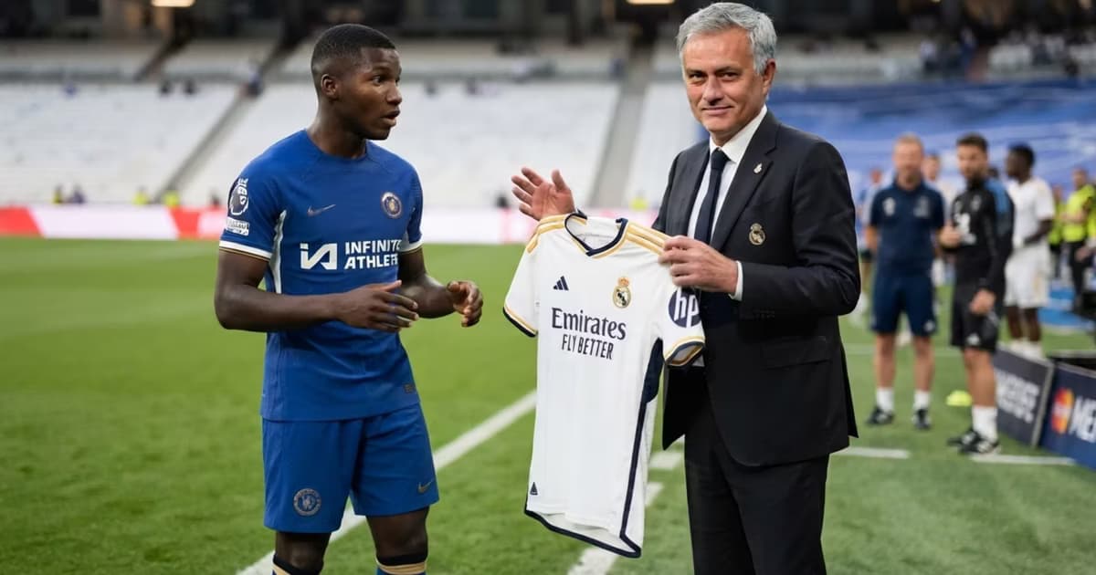 Moisés Caicedo con el Chelsea viendo a Mourinho