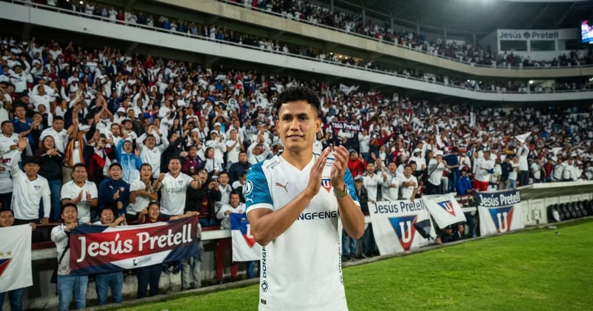 Jesús Pretell y la hinchada de LDU