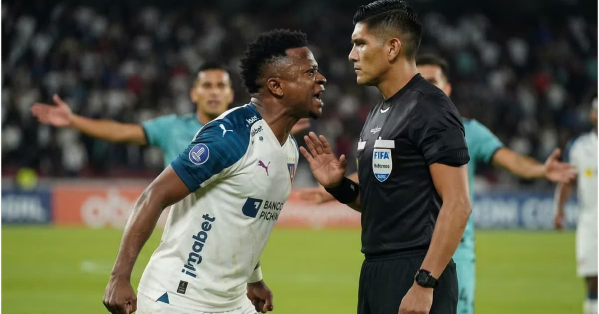 Michael Estrada y Loayza encarándose
