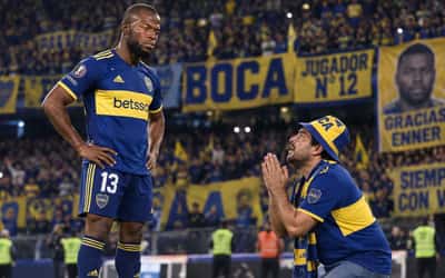 Enner Valencia y un hincha de Boca Juniors