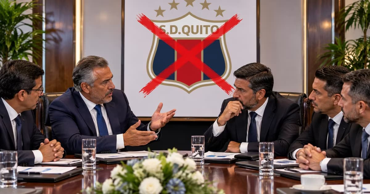 Dirigentes de fútbol y el escudo del Deportivo Quito