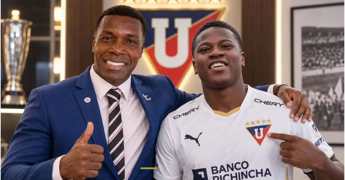 Carlos Tenorio y Dianne Tenorio con la camiseta de LDU