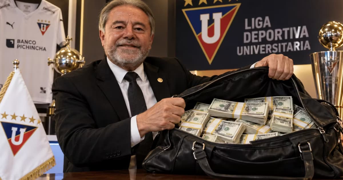 Isaac Alvarez con el dinero que ganó LDU