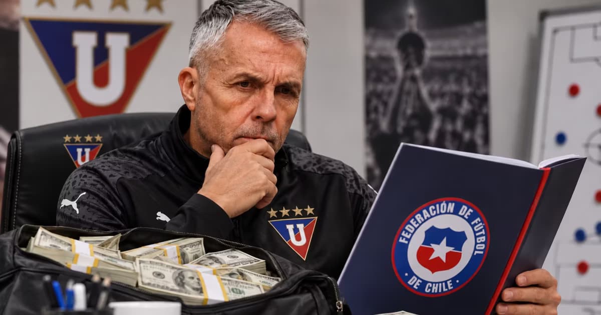 Gustavo Alvarez con la carpeta de Chile