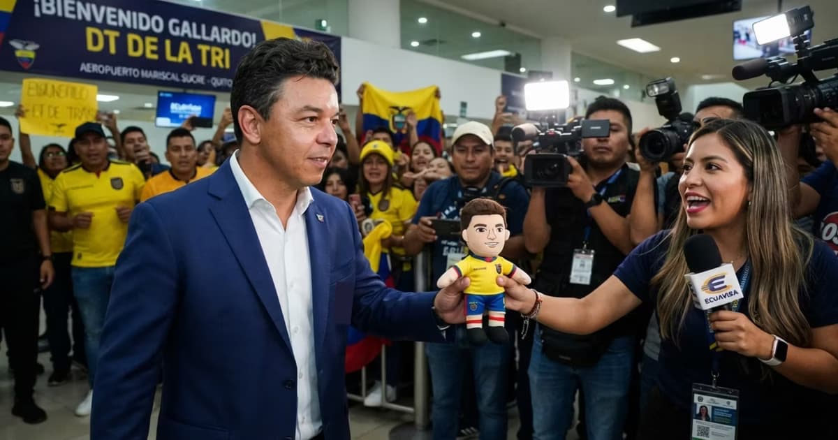Marcelo Gallardo recibiendo un muñeco