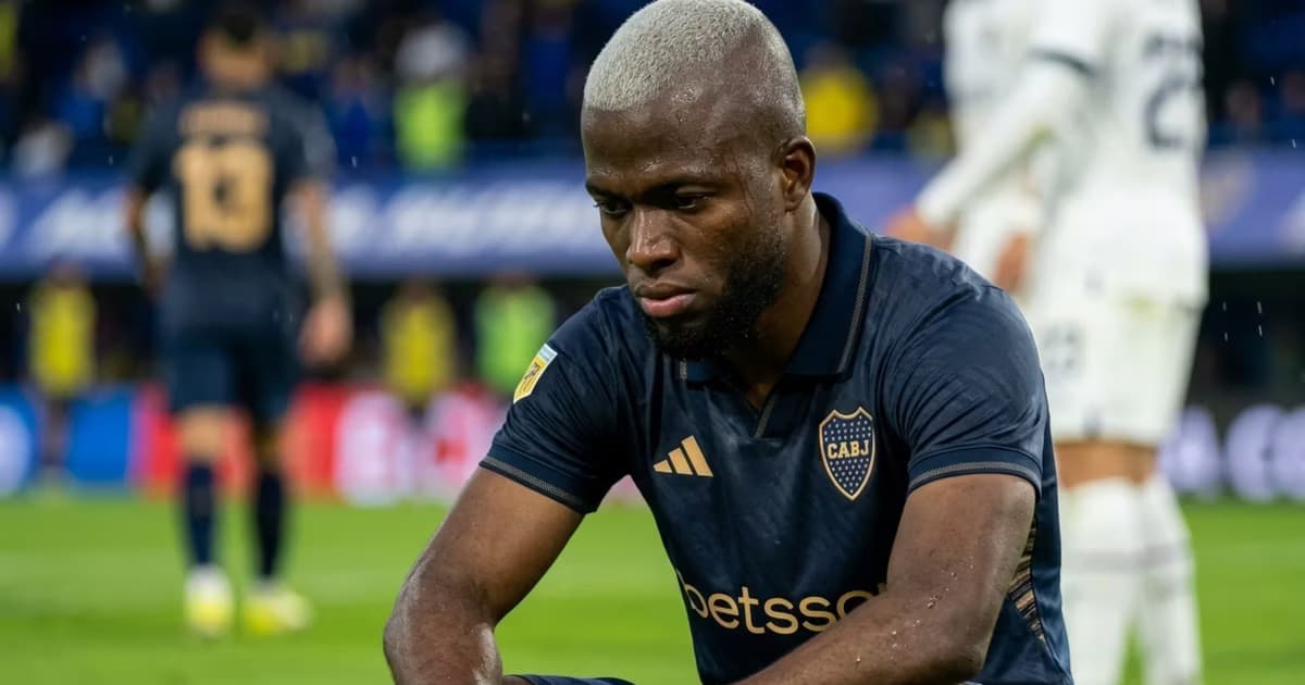 Enner Valencia triste con la camiseta de Boca Juniors