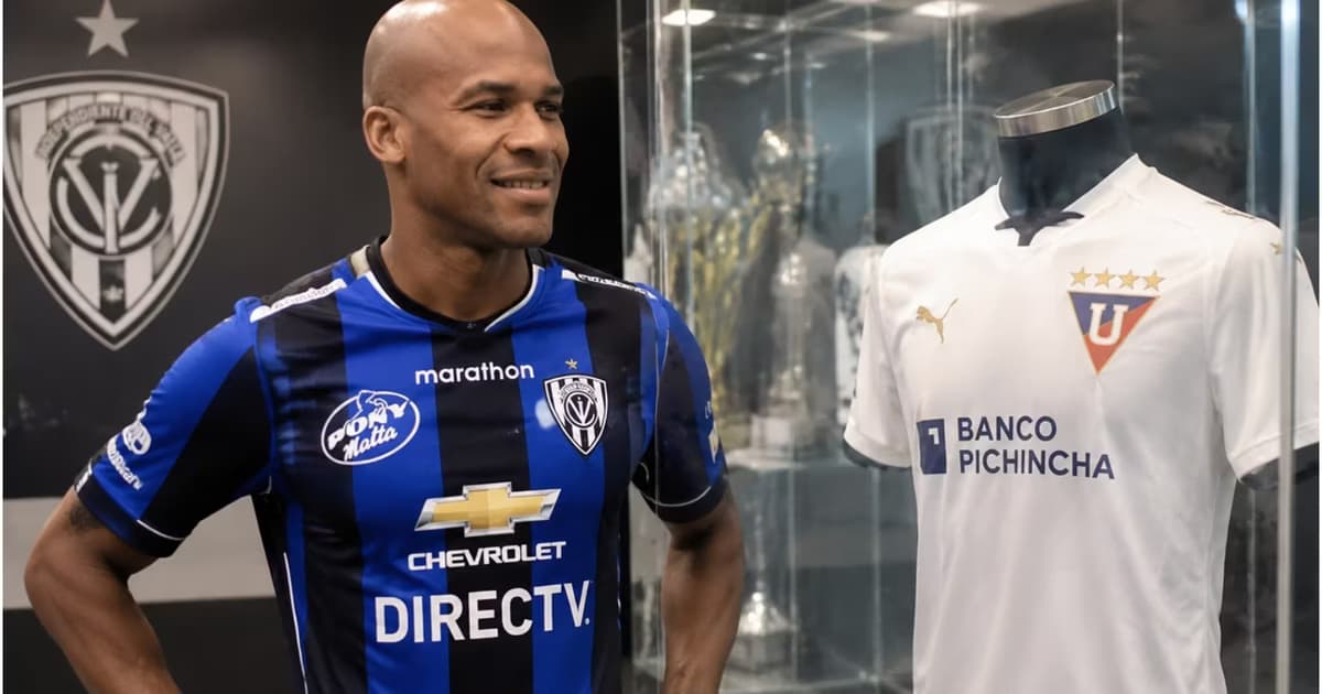 Julio Angulo viendo la camiseta de LDU