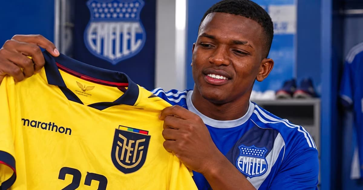 David Saya con la camiseta de Ecuador en las manos