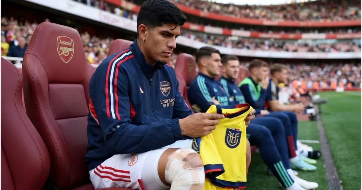 Piero Hincapié en la banca del Arsenal