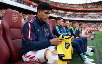 Piero Hincapié en la banca del Arsenal