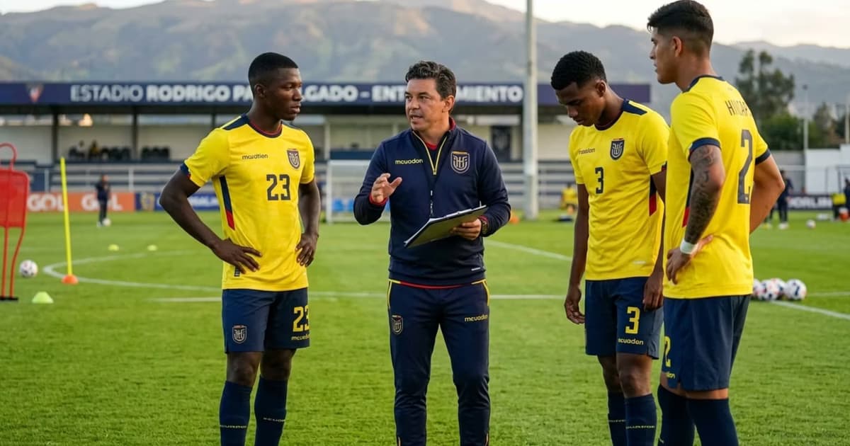 Moisés Caicedo con Marcelo Gallardo junto a Willian Pacho y Piero Hincapié
