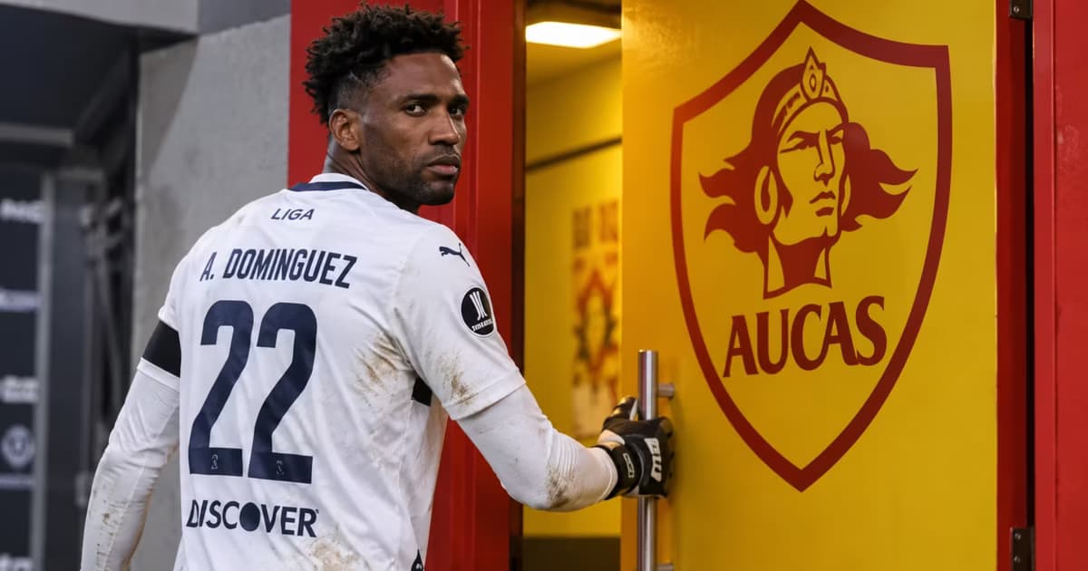 Alexander Domínguez entrando al vestuario de Aucas