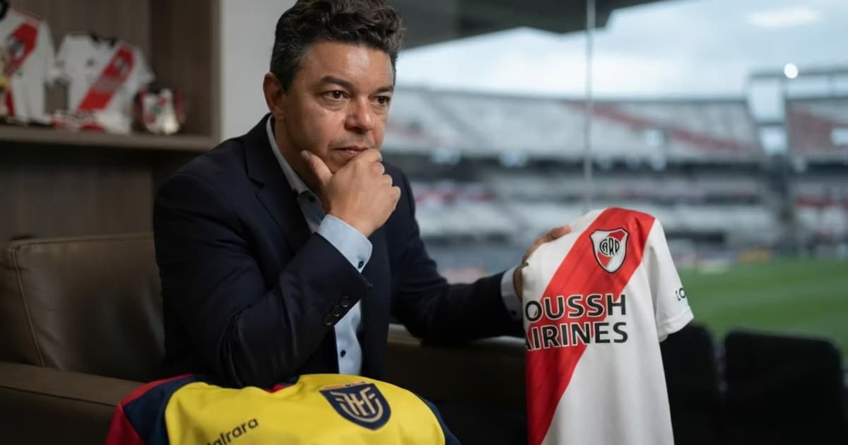 Marcelo Gallardo con la camiseta de River Plate y Ecuador