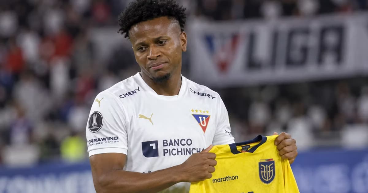 Michael Estrada con la camiseta de la TRI en las manos