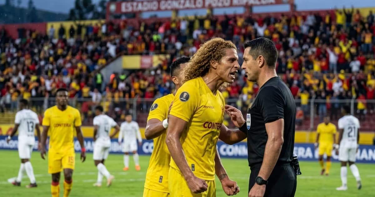 Steven Tapiero con la camiseta de Aucas