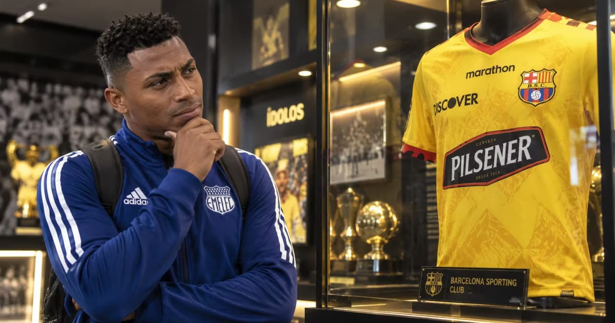 Pedro Ortiz viendo la camiseta de Barcelona SC