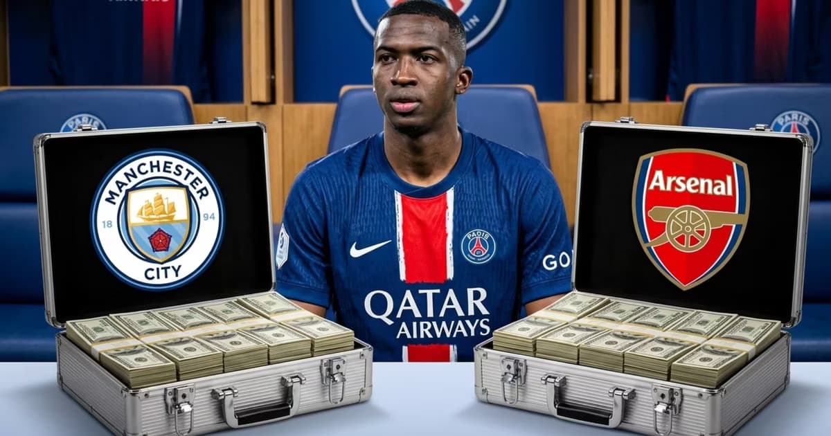 Willian Pacho en medio de maletines de Arsenal y Manchester City