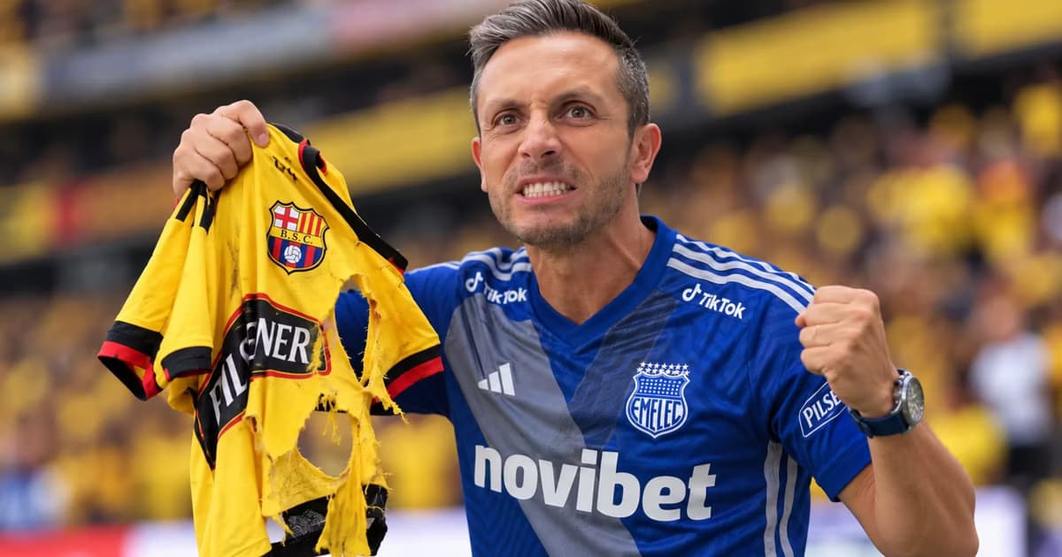 Marcos Mondaini con una camiseta de Barcelona SC en las manos