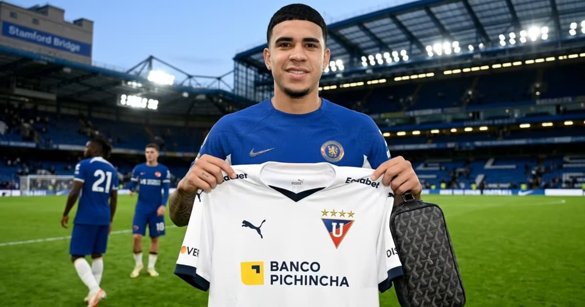 Kendry Páez como jugador del Chelsea, sosteniendo una camiseta de LDU