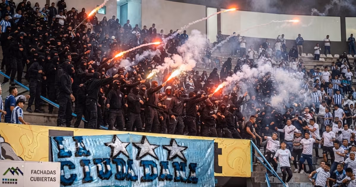 Hinchas no identificados tirando pirotecnia