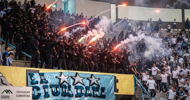 Hinchas no identificados arrojaron pirotecnia al Estadio Christian Benítez y Guayaquil City podría recibir una sanción