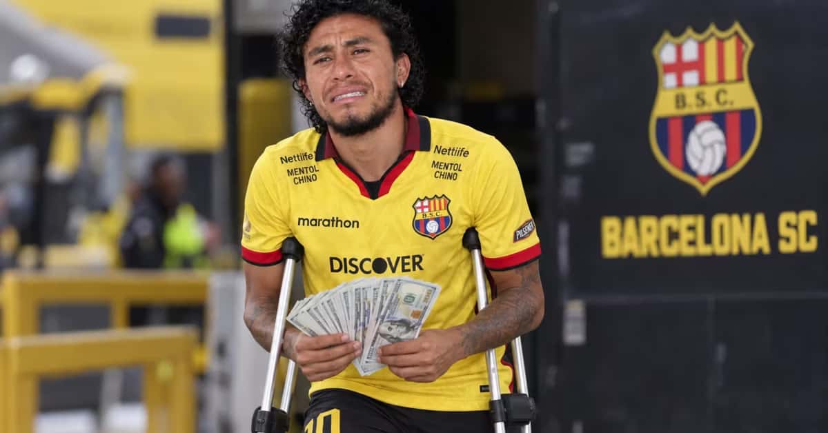 Joao Rojas con muletas y con dinero en las manos