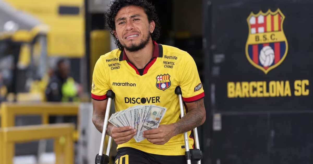 Joao Rojas con muletas y con dinero en las manos