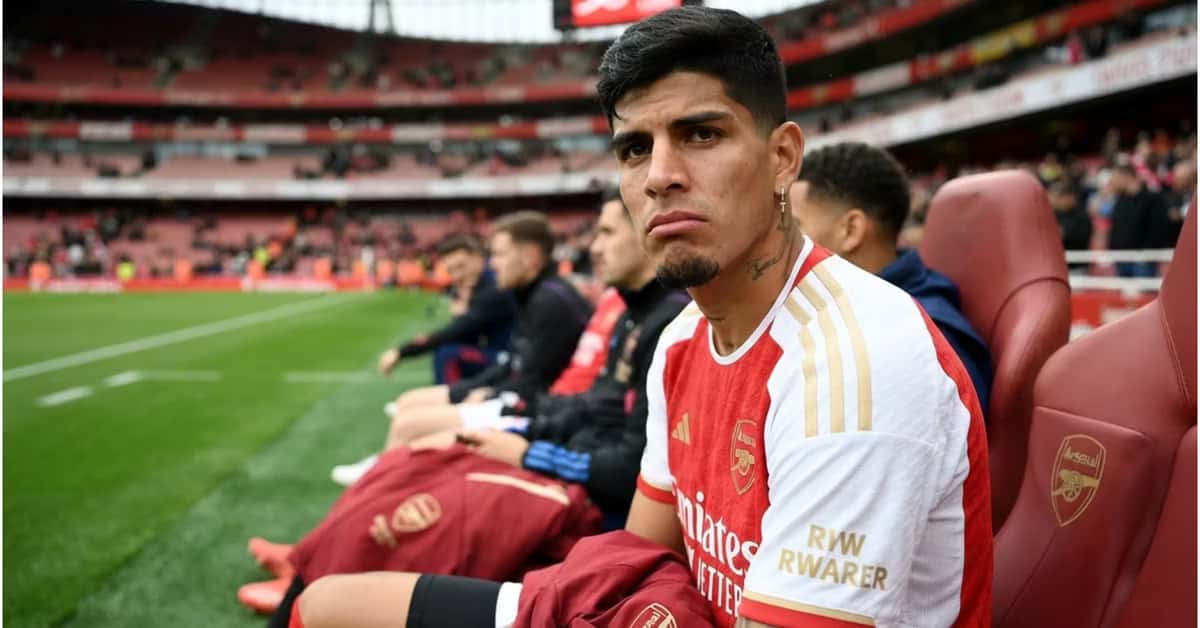 Piero Hincapié en el banco del Arsenal