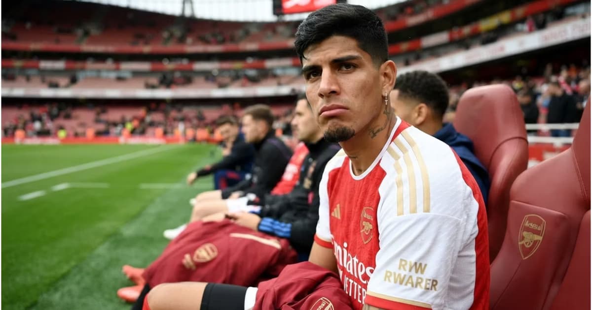 Piero Hincapié en el banco del Arsenal