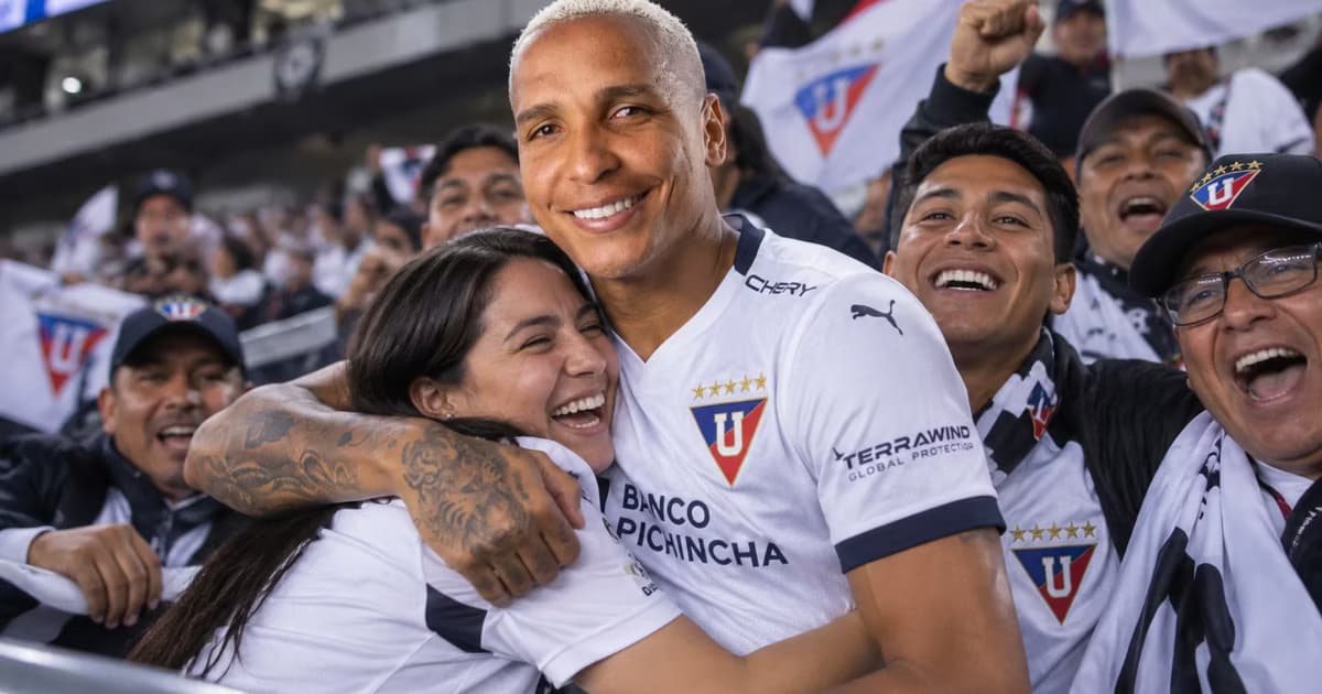 Deyverson y la hinchada de LDU