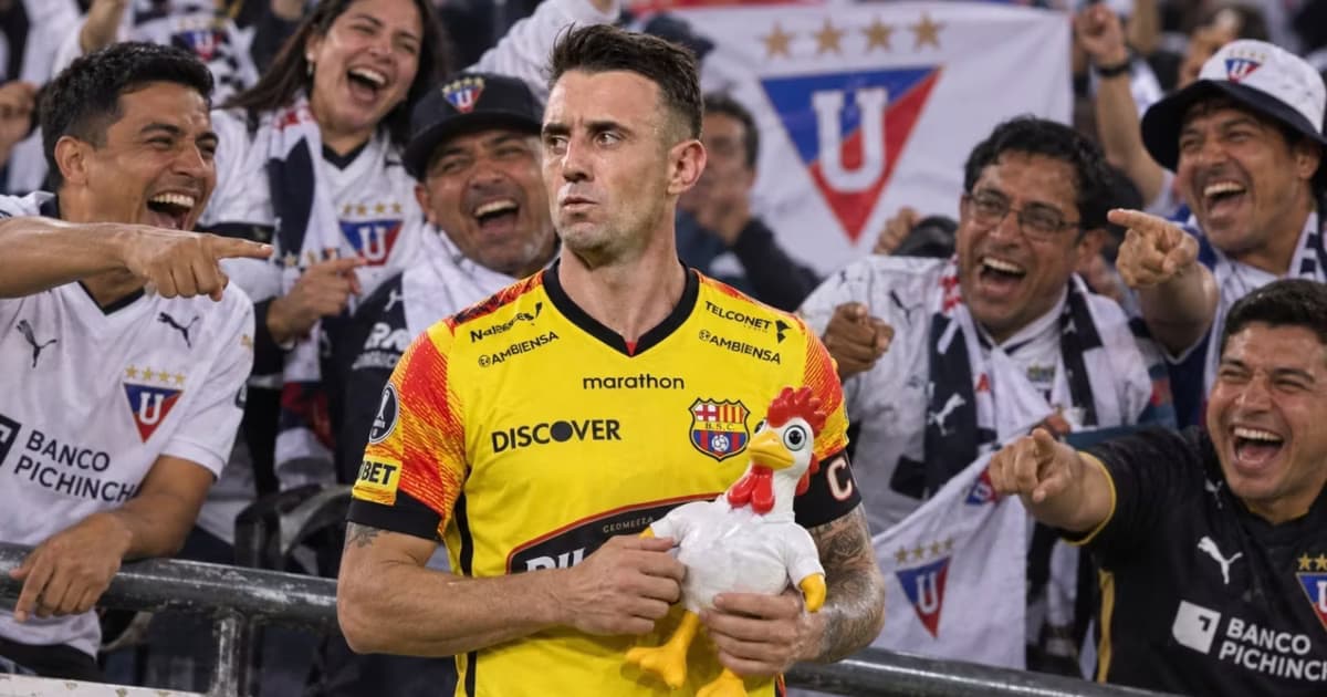 Damián Díaz como jugador de Barcelona SC entre los hinchas LDU