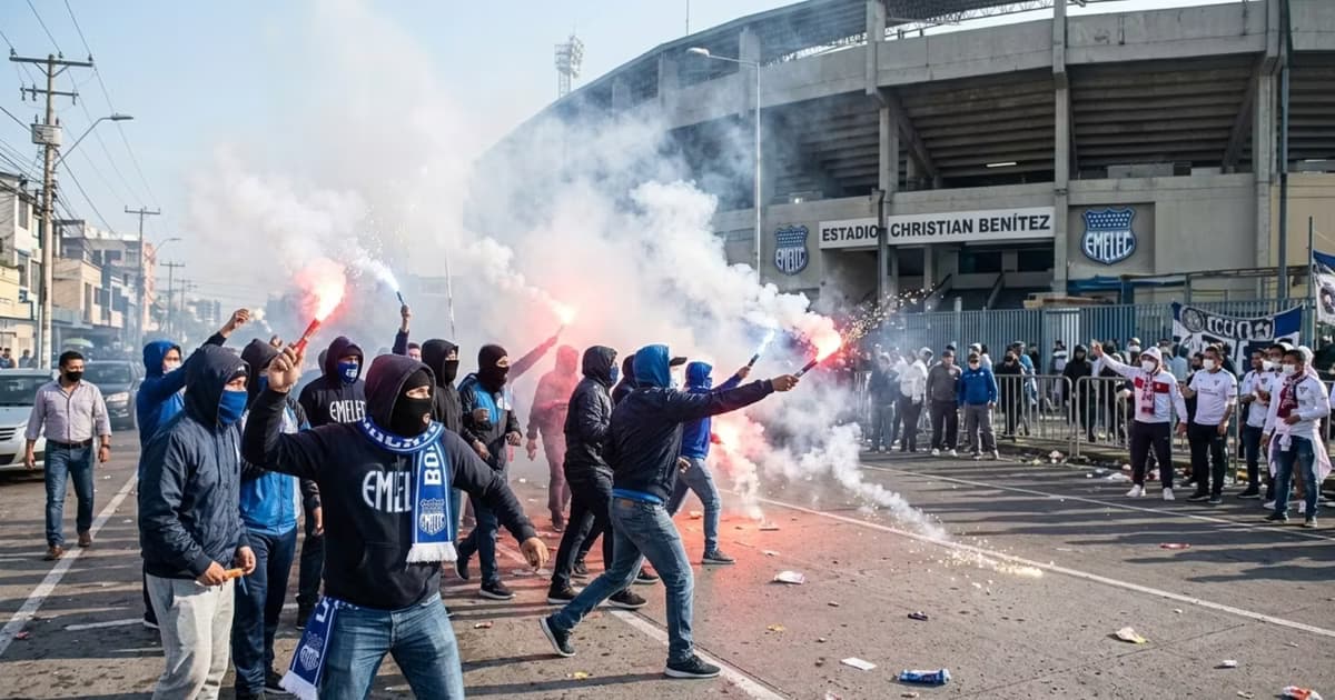 Los hinchas de Emelec lanzando pirotecnia