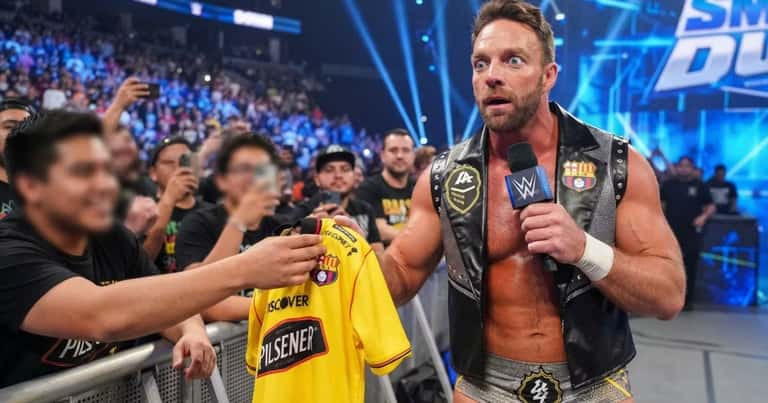 Peleador de la WWE se sorprendió cuando le regalaron una camiseta de Barcelona SC
