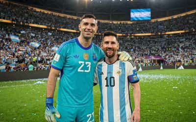Dibu Martínez y Lionel Messi en la selección