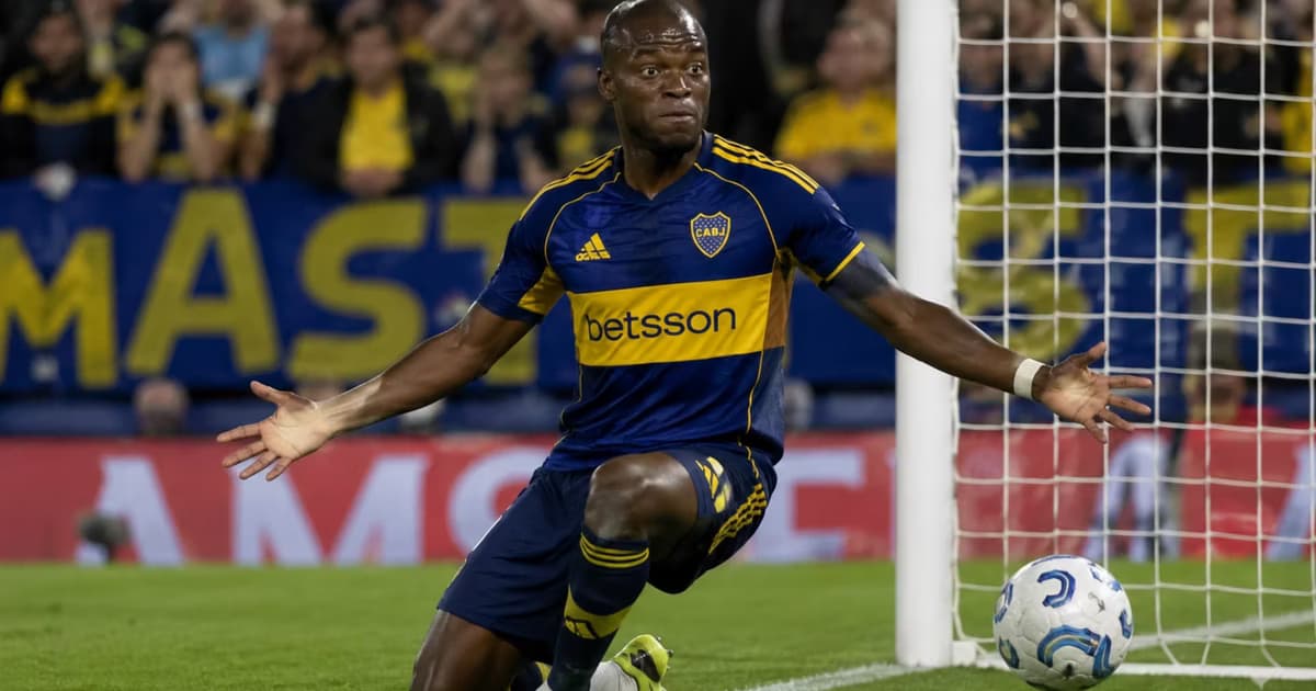 Enner Valencia con la camiseta de Boca Juniors fallando un gol