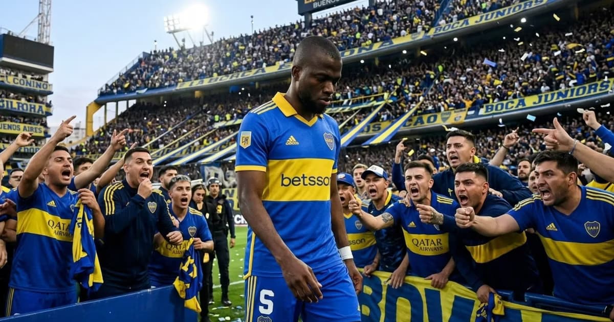 Enner Valencia frente a la hinchada de Boca Juniors