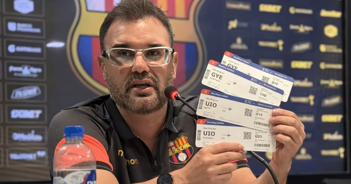 Pablo Trobbiani con tickets de vuelo